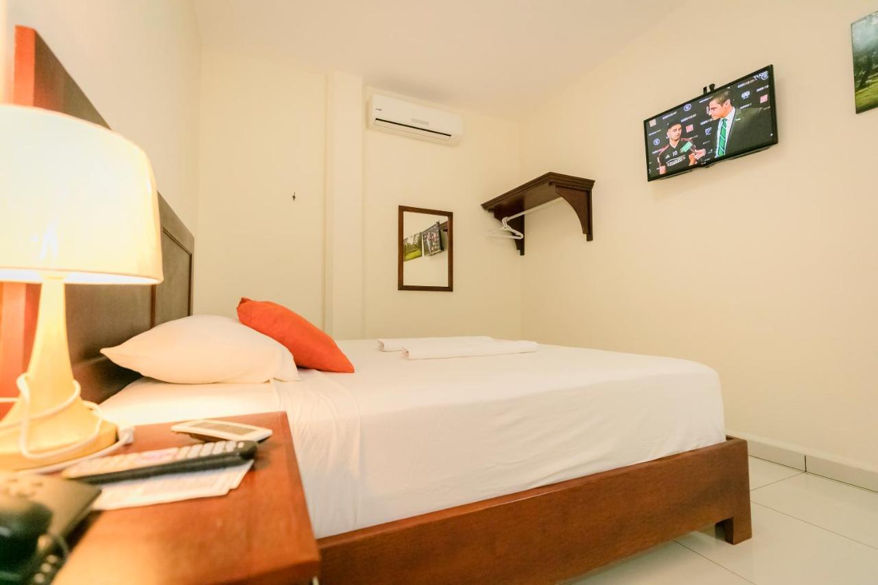 Hotel Mediterraneo Inn Santa Rosa de Lima Dış mekan fotoğraf